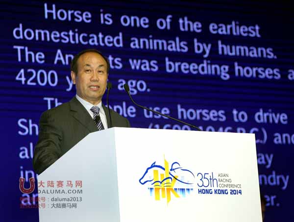 中国马业协会副理事长韩国才教授在第35届亚洲赛马会议上发言 大陆赛马网.jpg