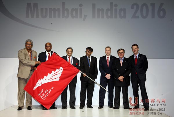 闭幕议式上公布了第三十六届亚洲赛马会议将于印度举行,并进行亚洲赛马联盟授旗仪式 大陆赛马网.jpg