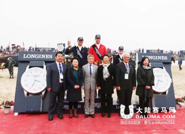 德国传奇骑手中国马术巡回赛成都站大奖赛捧杯