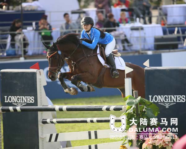 中巡赛小骑手李亦丹有大目标 浅蓝色骑士服衬托不俗气质 大陆赛马网.jpg