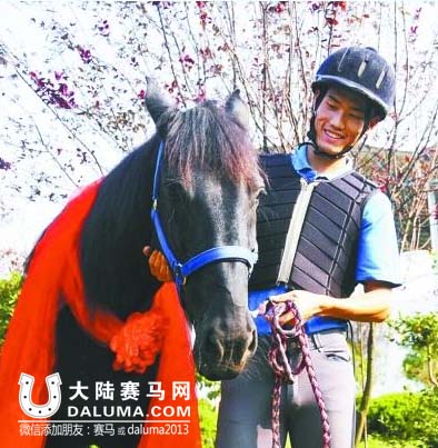 私企老板被曝骑马上班 称是偶然为宣传环保