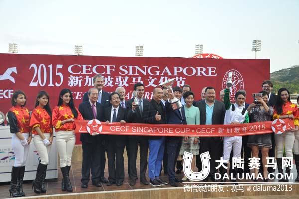 中国马主创历史首捧速度赛马国际一级赛冠军奖杯