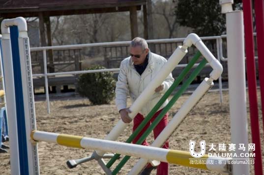 马术不是从马背上开始学
，是从马厩里