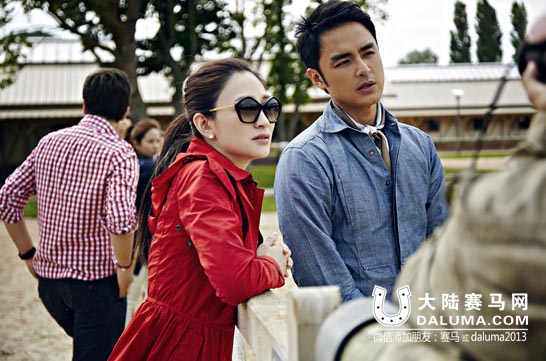 李小冉与明道马场秀球技引爆笑 与马儿玩亲密自拍