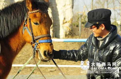 山东淄博骏煌马术俱乐部80后马术教练:爱上马会无法自拔 大陆赛马网.jpg