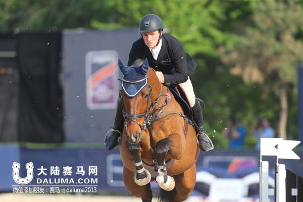 马术世界杯英国骑手西蒙·巴克利:资格赛夺冠 谦虚盛赞马匹速度快 大陆赛马网.jpg