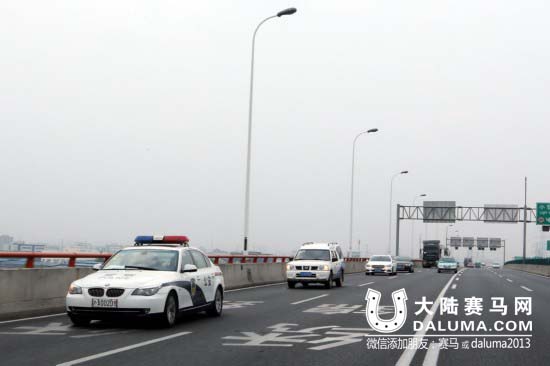 警车开道	！上海环球马术冠军赛首批赛马包机抵沪