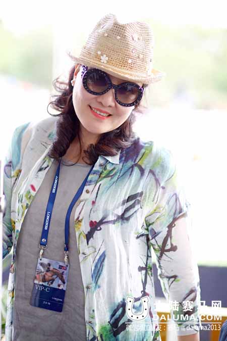 著名歌唱家姜丽娜看马术世界杯�：音韵与骑马是相通的