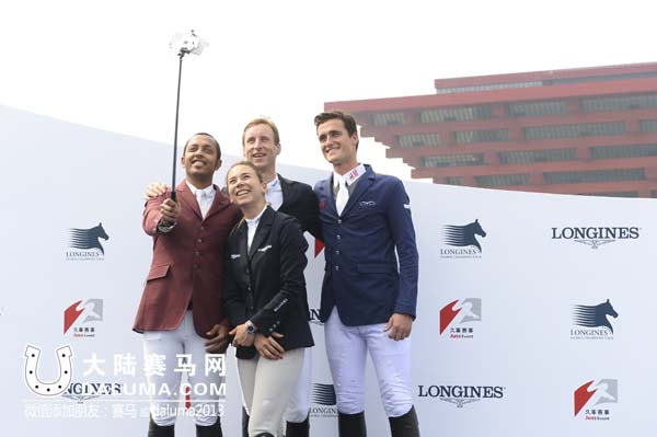 上海环球马术冠军赛明星骑手发布会上玩自拍