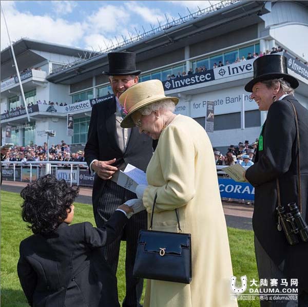 赛马场萌正太握手英女王走红 其父系迪拜王子密友 大陆赛马网2.jpg