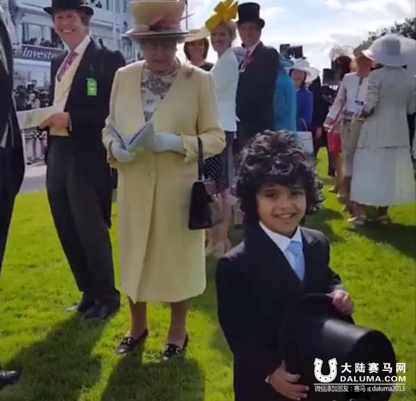 赛马场萌正太握手英女王走红 其父系迪拜王子密友 大陆赛马网5.jpg