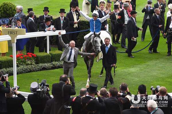 “经济学家”获胜后团队胜利欢呼 大陆赛马网.jpg