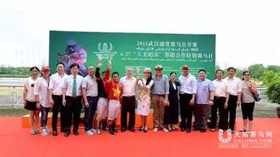 武汉速度赛马公开赛半程收官 杰士八座奖杯成最大赢家