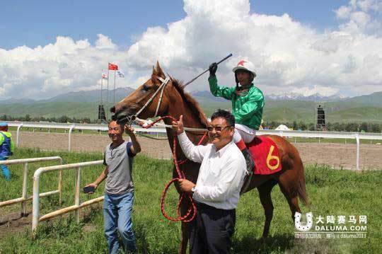 新疆恒信马业俱乐部获四冠王成速度赛马公开赛大赢家 大陆赛马网.jpg