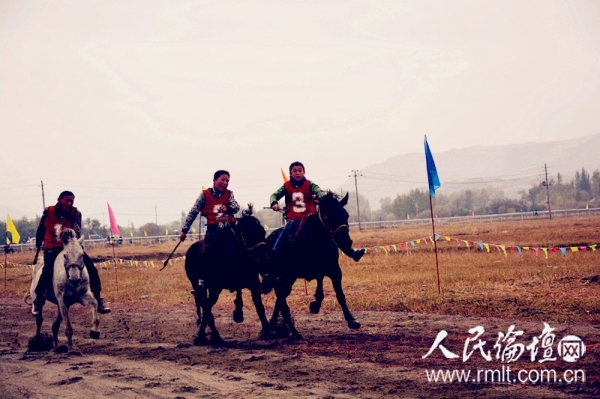 青河县举办哈萨克族传统赛马、摔跤比赛 大陆赛马网2.jpg