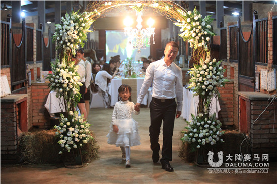 城会玩！云南昆明马术俱乐部打造“马厩里的晚宴”