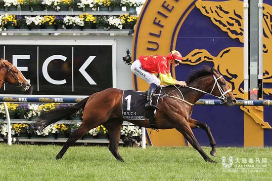 CHC赛马“新闻公报”全程领跑轻取考尔菲尔德坚尼赛冠军 总奖金460万 大陆赛马网.jpg