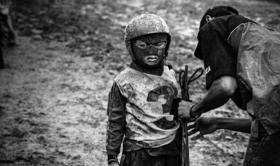 印尼岛民的怪诞行为 5岁小孩辍学赛马换微薄收入.jpg