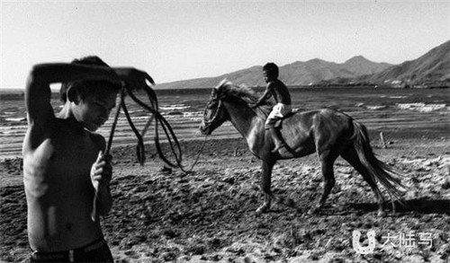 印尼岛民的怪诞行为 5岁小孩辍学赛马换微薄收入2.jpg