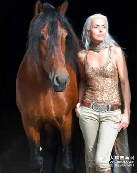 马术运动可驻颜
？奶奶级模特骑马诠释另类性感