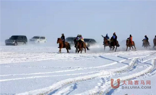 冰雪草原下的民族赛马 赛事精彩与民俗相辉映2.jpg