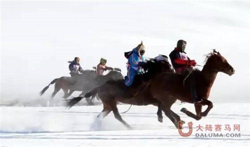 冰雪草原下的民族赛马 赛事精彩与民俗相辉映3.jpg