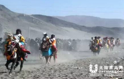 西藏拉孜镇举办赛马节欢度藏历火候年.jpg