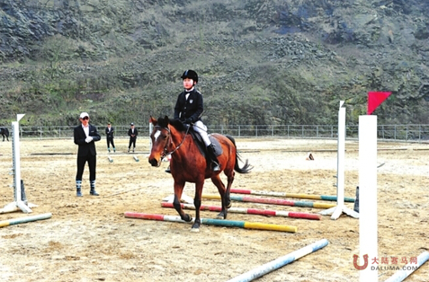 苏州英伦骑士马术运动俱乐部
：小孩玩马术也是棒棒哒