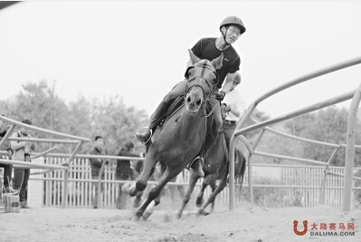 武汉商学院举行第二届马术文化节 吸引千余大学生