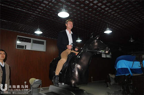 武汉商学院与英国名校开展赛马人才培养国际合作3.jpg
