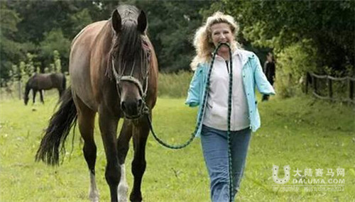 身残志坚的马术模范 德国无臂女骑手马背笑对人生7.jpg