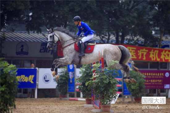 国际青少年马术场地障碍赛大连举行 62对人马组合参赛