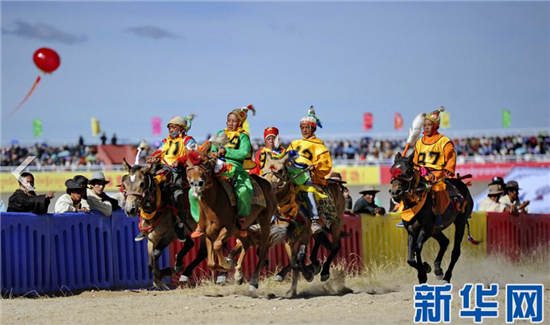 西藏那曲格萨尔赛马场举办速度赛马
