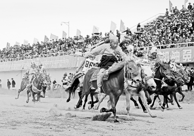 羌塘恰青格萨尔赛马艺术节在西藏那曲举行