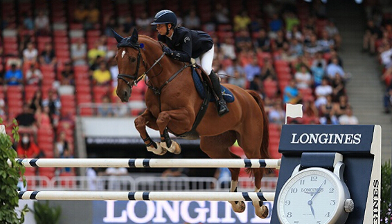 北京国际马术大师赛落幕 彭于晏助阵瑞典女骑手夺得冠军