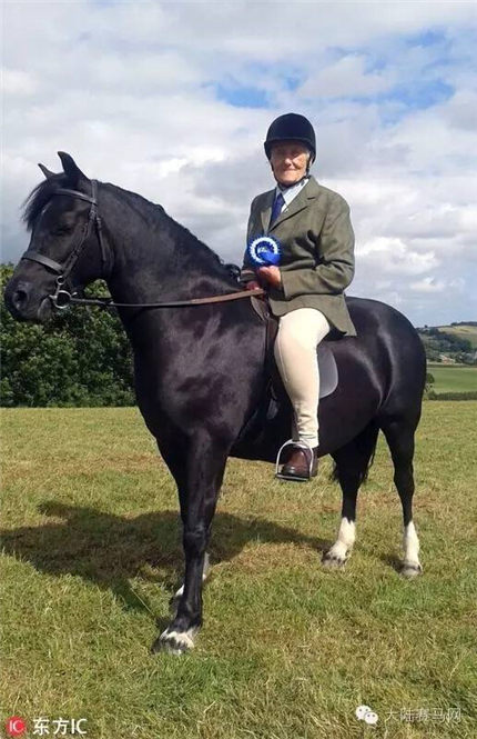奶奶级骑手驻颜有秘籍!英国81岁老太参加马术表演获第二 1.jpg