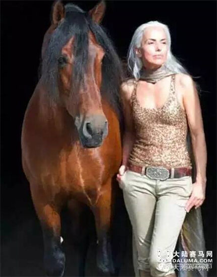 奶奶级骑手驻颜有秘籍!英国81岁老太参加马术表演获第二 9.jpg