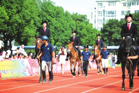 苏州外国语学校“小绅士”　骑马亮相校运会