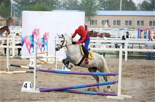 选手扮成蜘蛛侠参加“青马乐园”的cosplay大赛