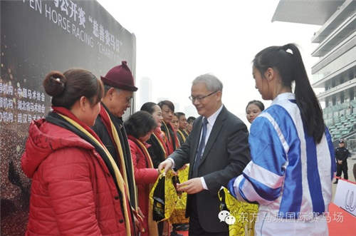 “赛马梦·慈善情”武汉速度赛马公开赛“慈善赛马日”温暖上演4.jpg