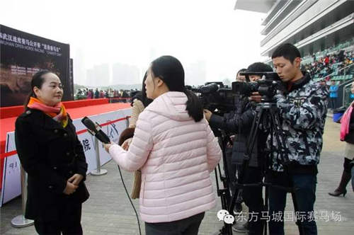 “赛马梦·慈善情”武汉速度赛马公开赛“慈善赛马日”温暖上演10.jpg