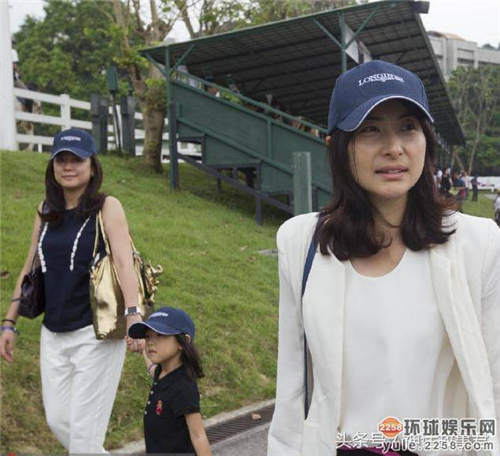 郭晶晶近照曝光 一家三口看马术