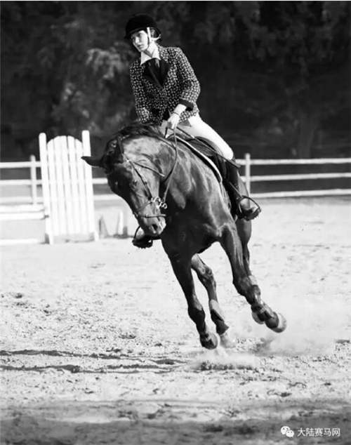 她是马术骑手,也是今年最红模特,丧着脸就能被时尚圈宠爱57.jpg