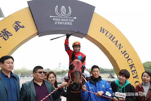 武汉“乐在马城”赛马日 “中国红”夺得雅士—神奇百万杯冠军