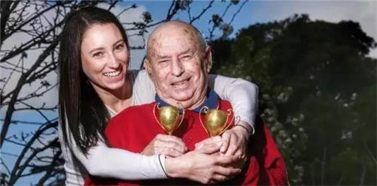 给澳洲赛马代言的凯特琳
：明明可以做漂亮女模特，偏偏做了女骑师