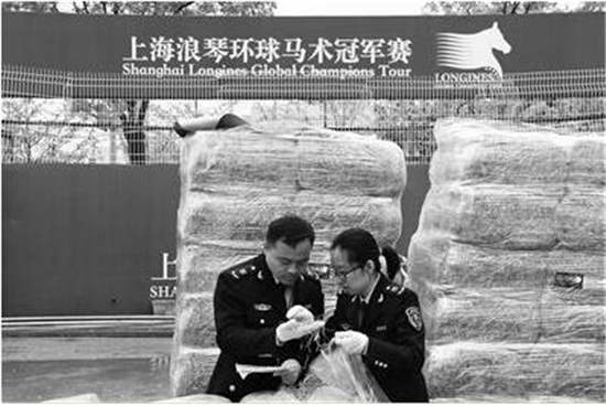 2017年上海环球马术冠军赛第一批进境物资干草抵达上海