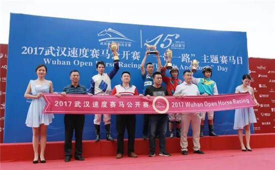 武汉“一带一路”主题赛马日:“天意、绿茵天地、东兴精神”各摘一冠3_副本.jpg
