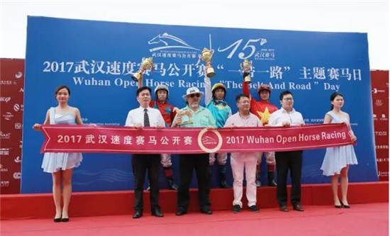 武汉“一带一路”主题赛马日:“天意、绿茵天地、东兴精神”各摘一冠6_副本.jpg