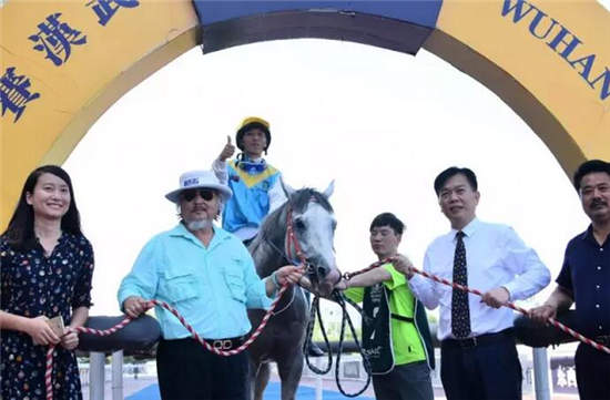 武汉“一带一路”主题赛马日:“天意、绿茵天地、东兴精神”各摘一冠7.jpg