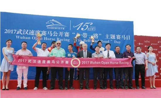 武汉“一带一路”主题赛马日:“天意、绿茵天地、东兴精神”各摘一冠12_副本.jpg